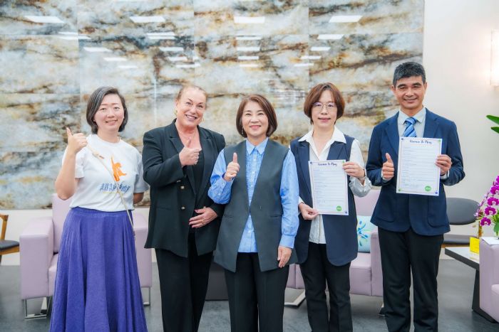 屏東「包圍縣府」推動兒童遊戲權國際注目，國際遊戲協會主席訪屏交流，泰國首設攤共襄盛舉